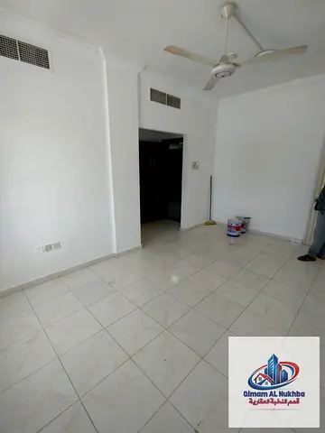 شقة بمساحه  ممتازه _ تكييف مركزى _ غاز مركزى _ متوفر باركينج _ بجوار المسجد _ سهل الوصول الى مخرج دبي