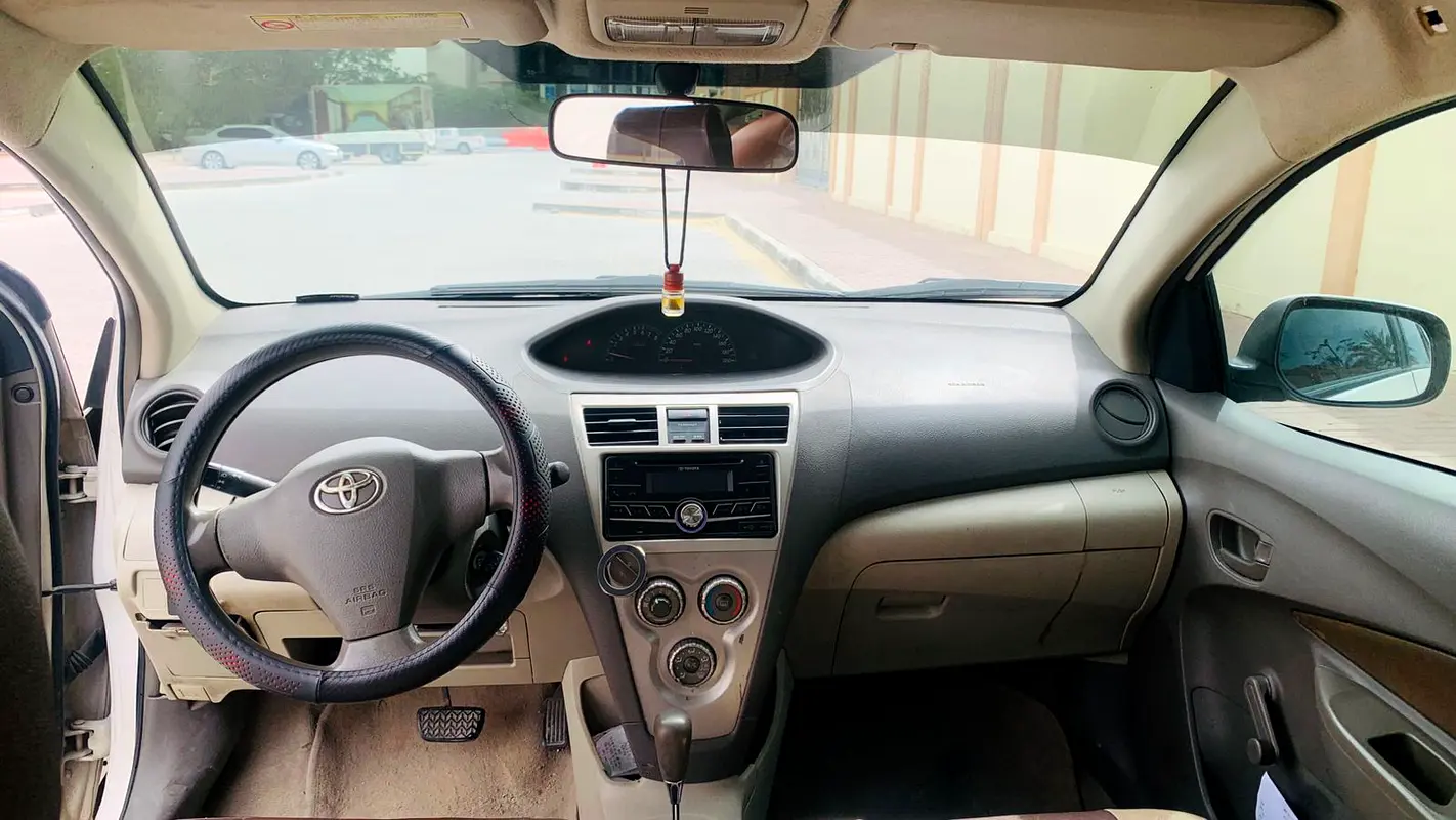 Toyota Yaris 2009 — photo 1 of 7