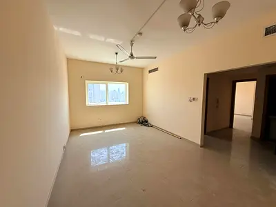 شقة غرفة ماستر وصالة في أبو شغارة قرب ميغا مول، 2 حمام وإطلالة مفتوحة، بدون تأمين، الإيجار 33,000 درهم سنويًا 6 شيكات.