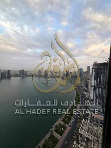 أوسع شقة 3 غرف وصالة في المجاز 3 بإطلالة بحرية جميلة، مساحة واسعة مع غرفة خادمة وتشطيب ممتاز. السعر 115 ألف سنوياً مع مميزات مجانية مجزية.