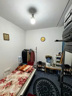 Spacious clean quiet partition next to WTC w. free WIFI