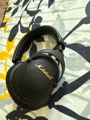 Marshall over-ear headphones, with head phone stand good condition bought from sharaf dg
