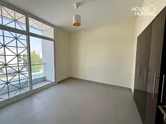 Single Row | Middle Unit | Spacious Layout