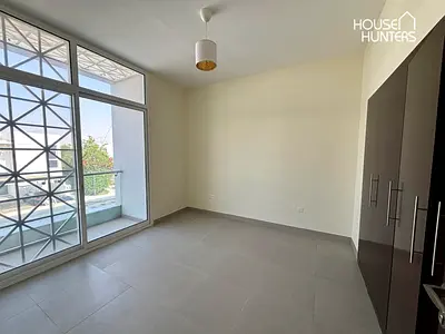 Single Row | Middle Unit | Spacious Layout