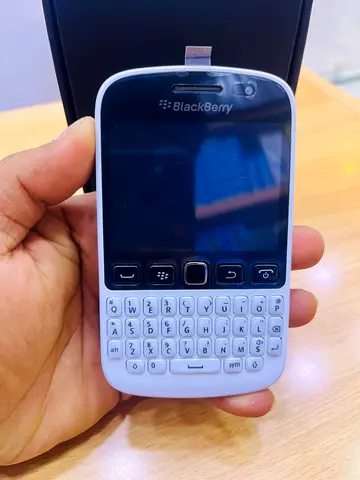 White BlackBerry with QWERTY keyboard - Good condition