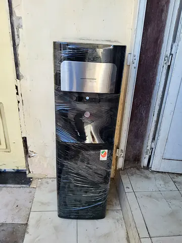 Bottom load water dispenser