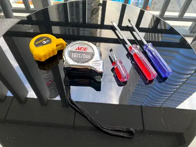 USB-C hub + 2 tape measures + 3 screwdrivers – 30 AED total