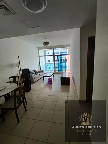 شقة فاخرة 3 غرف وصالة مع غرفة خادمة مع باركينج خاص بأبراج عجمان وان بتصميم عملي وتشطيب راقٍ ومميز، خطوات من الكورنيش موقع حيوي قريب من جميع الخدمات