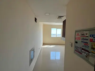 استوديو مميز ثاني ساكن في الجرف 3 خلف السوق الصيني بمساحة ممتازة ومطبخ شبه منفصل وصيانة مجانية وموقع قريب من دبي والشارقة