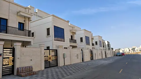 Luxury Villa for Sale in Al Zahya – Ajman 🔹 7 bedrooms, including 2 maid’s rooms 🚿 Multiple bathrooms with modern finishes 🛋️ Spacious living h