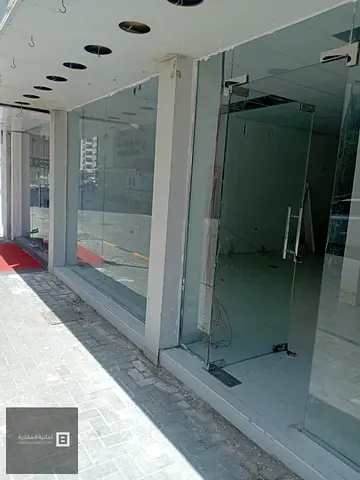 عرض مميز، محل كبير للإيجار في موقع متميز في الشارقة