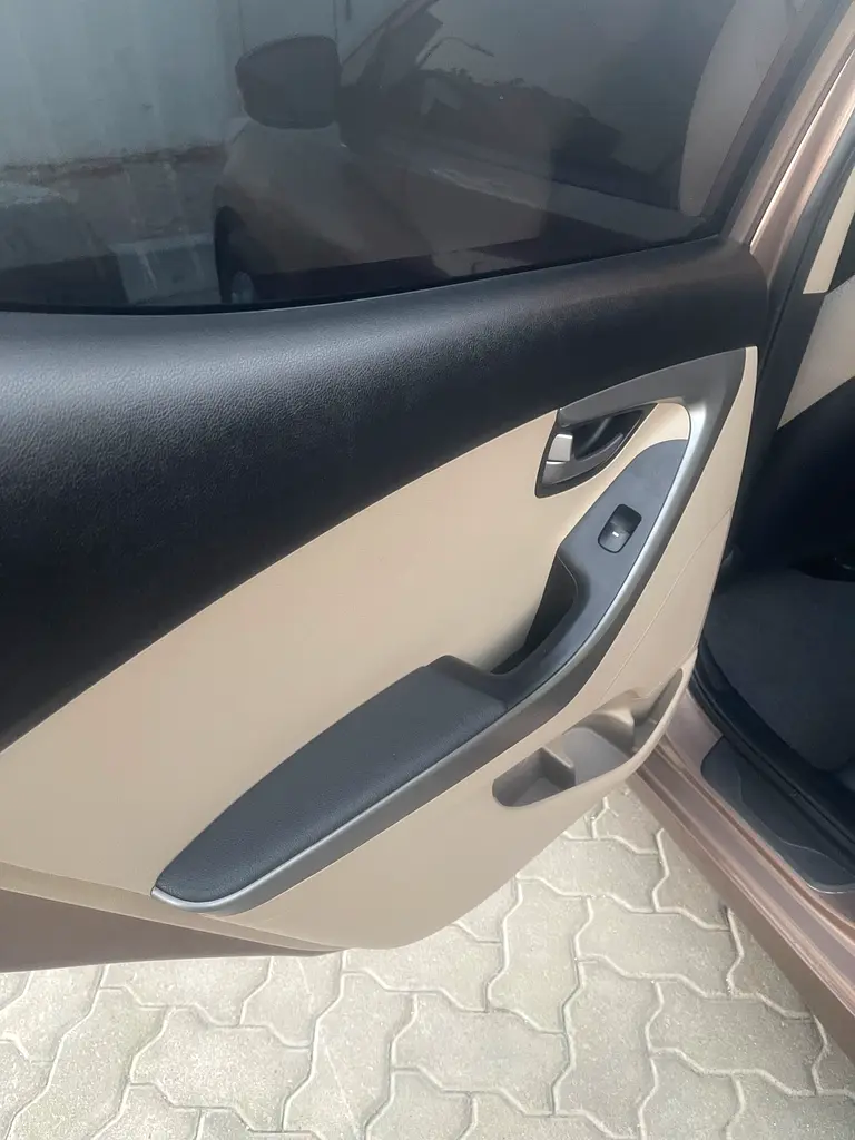 Hyundai Elantra 2016 — photo 1 of 10