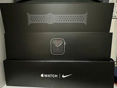 Apple Watch SE Nike Edition (Boxed) with Nike Sport Band - 44mm in good condition