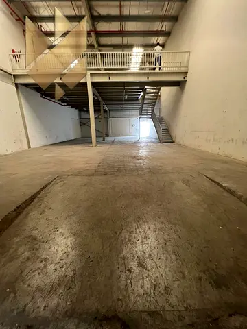 مستودع بمساحة 4300 قدم مربع للإيجار في المنطقة الصناعية 18 | ميزانين | موقع متميز | مثالي للتخزين