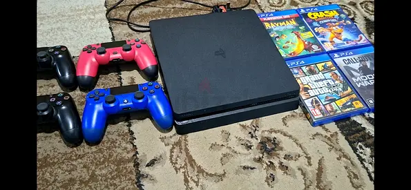 بلاستيشن 4 حاله ممتازه مع اربع cd و اربعه من الاجهزه