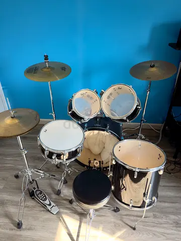 Pearl Roadshow 5 Piece Drumset with Extra Crash Cymbal