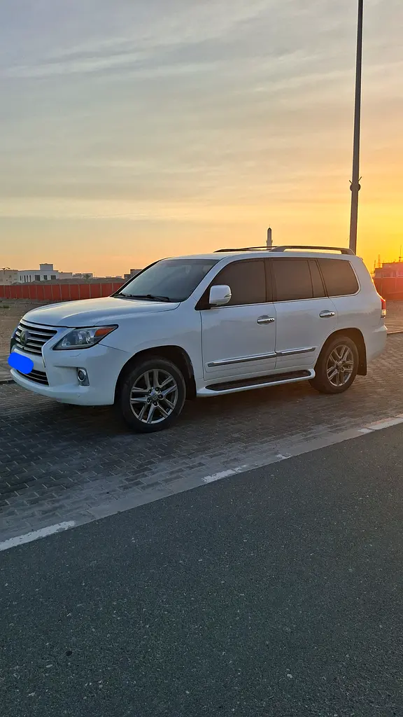 Lexus LX-Series 2012 — photo 1 of 2