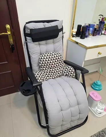 Foldable reclining lounge chair with padded cushions and cup holder