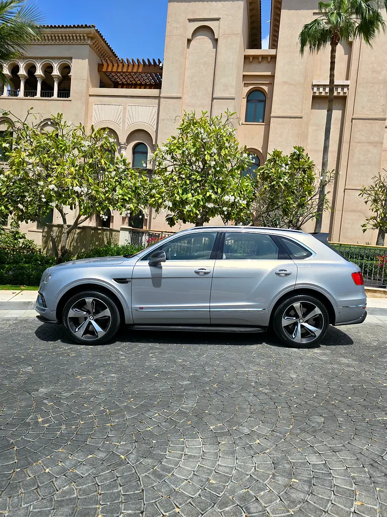 Bentley Bentayga 2017 — photo 1 of 13