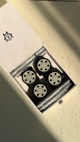 RIMOWA Unique customisation kit, wheels and leather handles