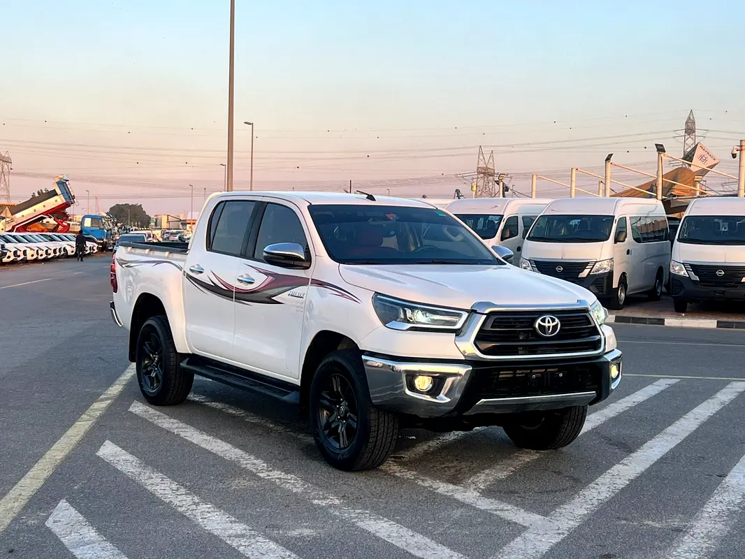Toyota Hilux 2022 — photo 1 of 19