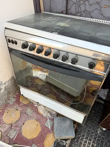 Cooking range with 5 burners