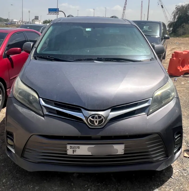 Toyota Sienna 2016 — photo 1 of 6