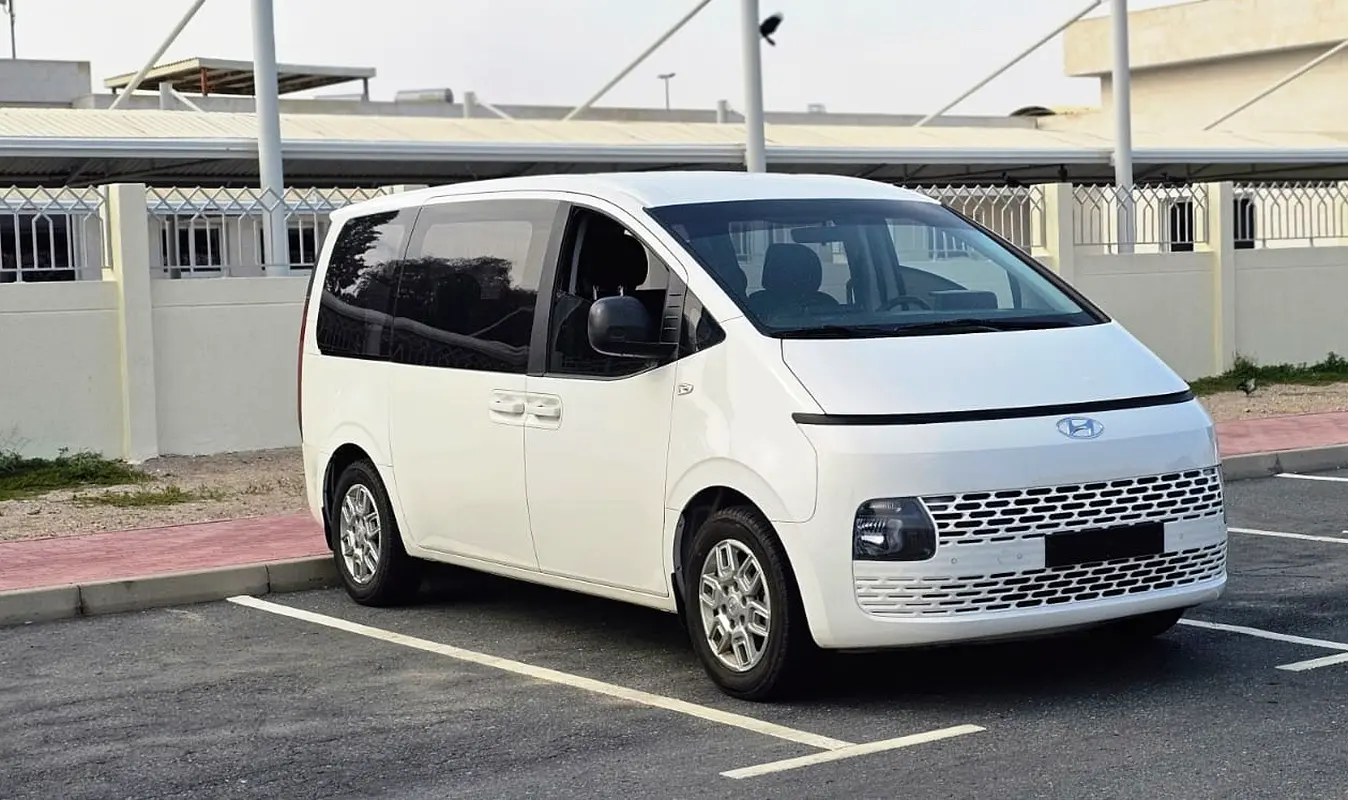 Hyundai Staria 2024 — photo 1 of 12