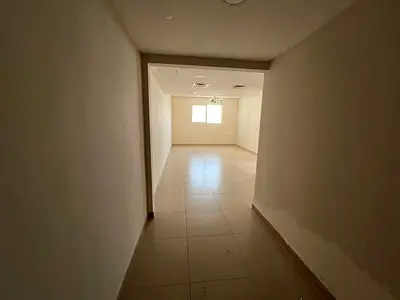 اجمل اطلالة علي المدينة غرف وصالة ماستر علي كورنيش المجاز مطبخ كبير وخزائن بالحائط مع باركن وتكييف وجيم ومسبح مجانا