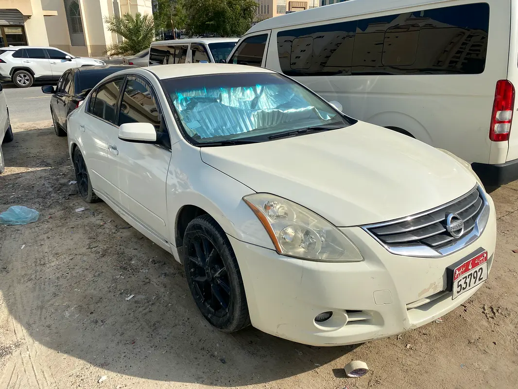 Nissan Altima 2011 — photo 1 of 6