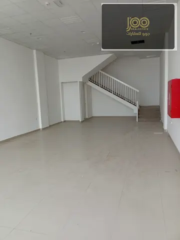 محل للإيجار بعجمان الصناعية 1، مساحة 1650 قدم (أرضي 970 + ميزانين 680)، موقع حيوي مناسب للتجارة،