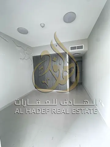 شقه غرفتين وصاله مع بلكونه باطلاله بحريه مباشره مع عدد 3 حمام وخزائن حائط وباركينج مجانى وموقع مميز جدا بأرقى مناطق الشارقه منطقه الخان
