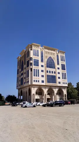 لللبيع بناية في منطقة خورفكان موقع مميز مساحة ٩٣٧٠ قدم مربع