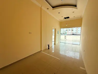 Excellent space commercial space suitable for all business activities, directly on the main road, 35 meters with a glass facade.