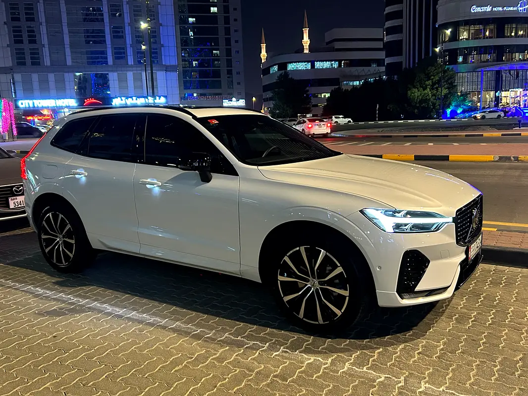Volvo XC60 2023 — photo 1 of 20