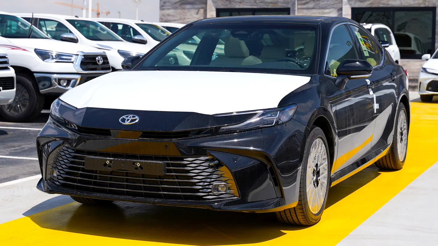 Toyota Camry 2026 — photo 1 of 18