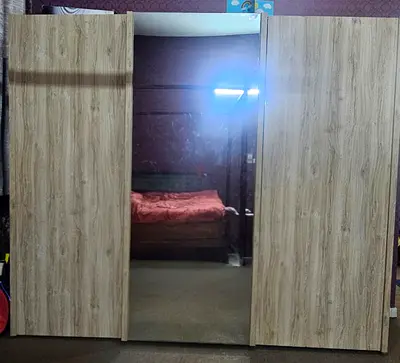 Three-door sliding wardrobe with central mirror (oak finish)