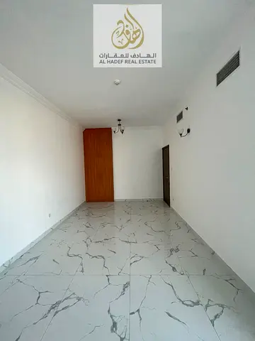 🏡 شقة للإيجار –الراشديه ١ بشارع المينة قريب من سوق السمك  فرصة مميزة للسكن بموقع حيوي وإطلالة مفتوحة ✨ ✨ التفاصيل: غرفة نوم صالة 2 حمام مساحة مريحة م