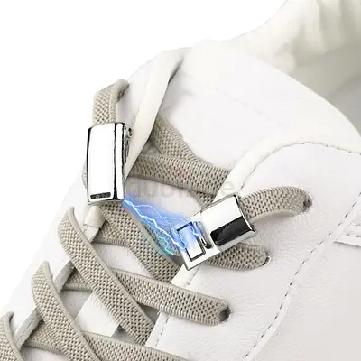 Shoe laces with magnetic clip