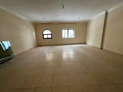 شقة 3 غرف وصالة في القاسمية المحطة مع غرفة خادمة و4 حمامات، الإيجار 55,000 درهم سنويًا مع 6 شيكات، مناسبة للعائلات.