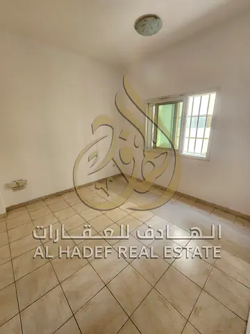 شقة غرفة وصالة للإيجار في البوطينة الشارقة | موقع مميز قريب من جميع الخدمات | باركن ترابي | دفعات 4 شيكات | تأمين شيك | سعر 26 ألف سنوي