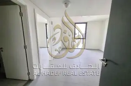 ✨ عيش الرفاهية في قلب "الجادة" مع شركة الهادف العقارية! ✨ هل تبحث عن الحداثة والنمط العصري في أرقى مشاريع الشارقة؟ نقدم لك شقة استثنائية في منطقة "ا