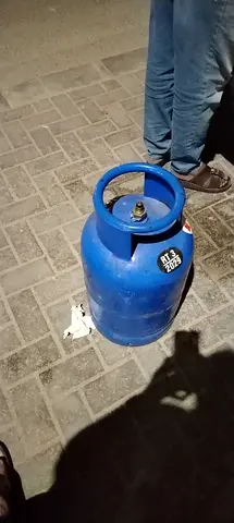 Gas cylinder with regulator and stow