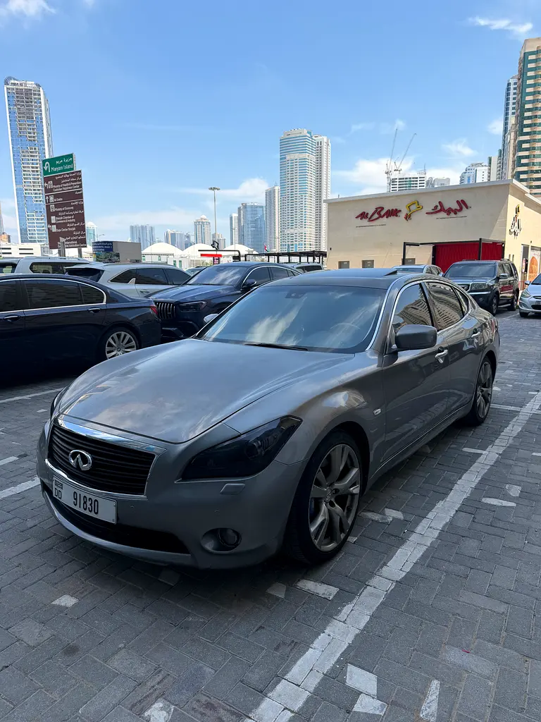 Infiniti M-Series 2011 — photo 1 of 8