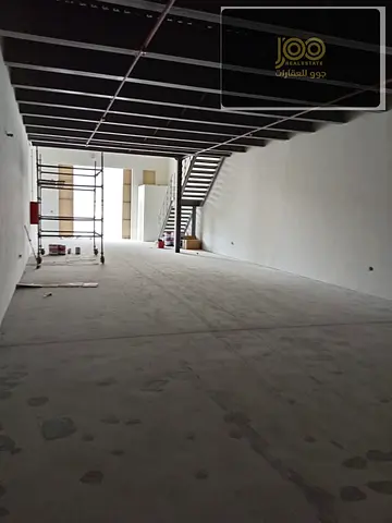 مستودع طابقين 2750 قدم بعجمان الصناعية الجديدة، ميزانين، سطح 2000 قدم، كهرباء 22kw، موقع مميز وسهل الوصول الي الطرق الرئسية