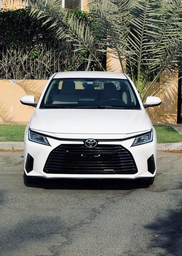 Toyota Yaris 2023 — photo 1 of 18