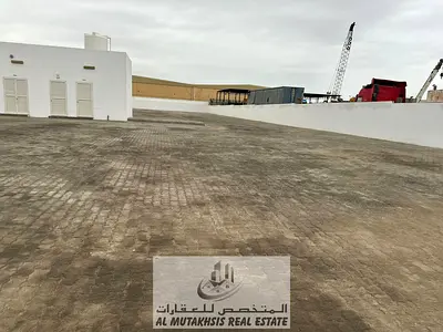 للإيجار ارض 28,000 قدم علي شارع رئيسي شارع 97 متر بها كهرباء ومياه