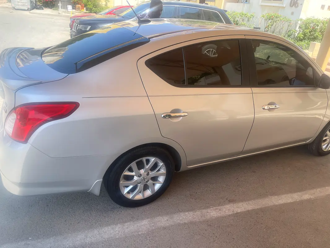 Nissan Versa 2018 — photo 1 of 4