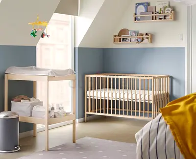 Wooden baby crib (124 x 66 cm) - used, good condition. No damage and comes with mattress.