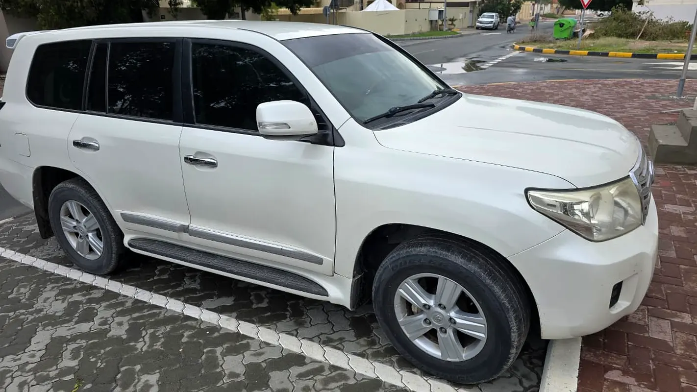 Toyota Land Cruiser 2014 — photo 1 of 17
